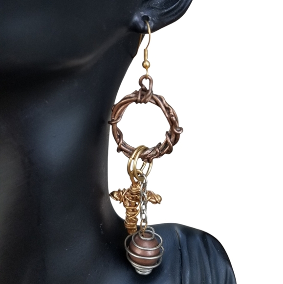 GALLERY DESIGN VINTAGE BRUTALIST WIRE DESIGN GOLD & BRONZE CROSS HOOK EARRINGS - Picture 4 of 4